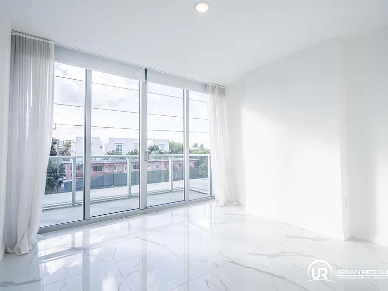 8425 Crespi Blvd #304 — Photo 35