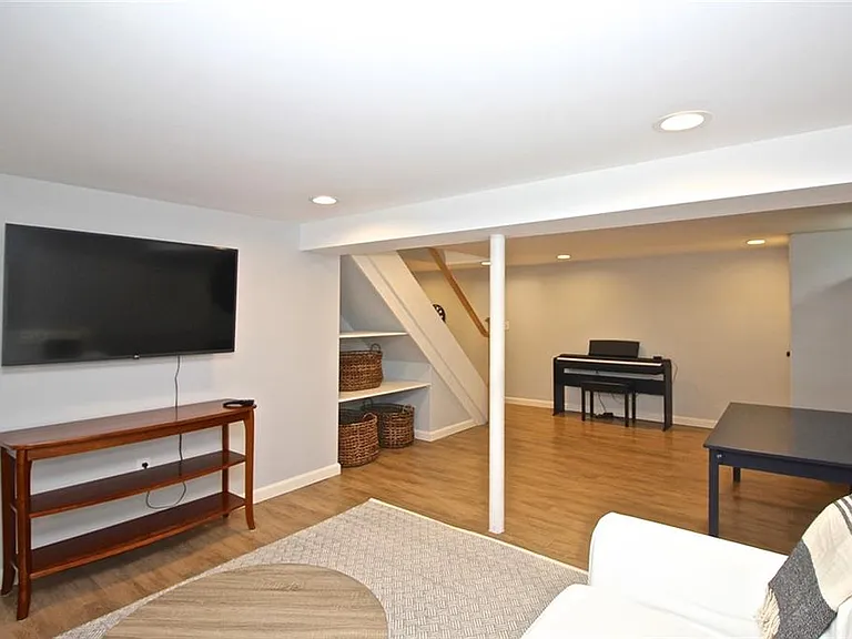 139 Coggeshall Ave — Photo 35