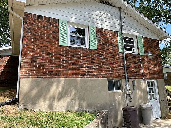 4th image of 1105 Greensburg Rd