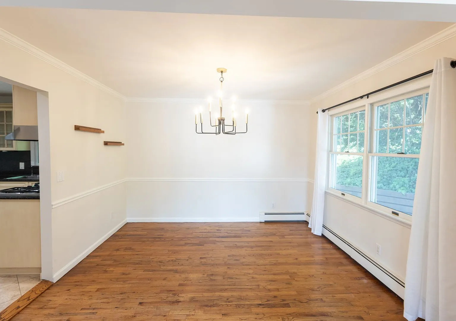 Spacious 4 - Bedroom, 2 Bathroom (Full House - Rental) — Photo 4