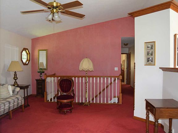 4th image of 466 Sherwood Dr E