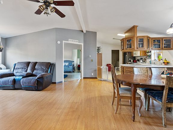 3rd image of 802 SW Spring St