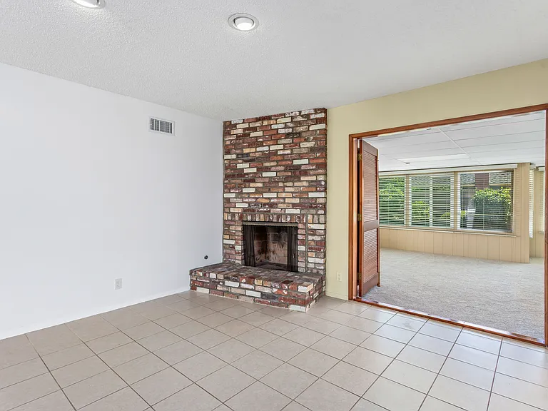 6221 Marlborough Dr — Photo 8