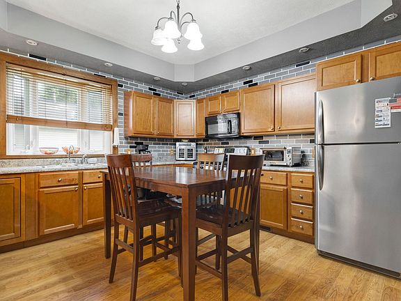 4th image of 222 N Maple St