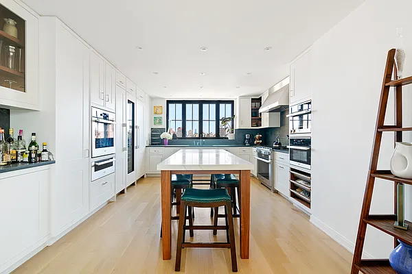 Sold by Christie's International Real Estate Group, LLC | media 27