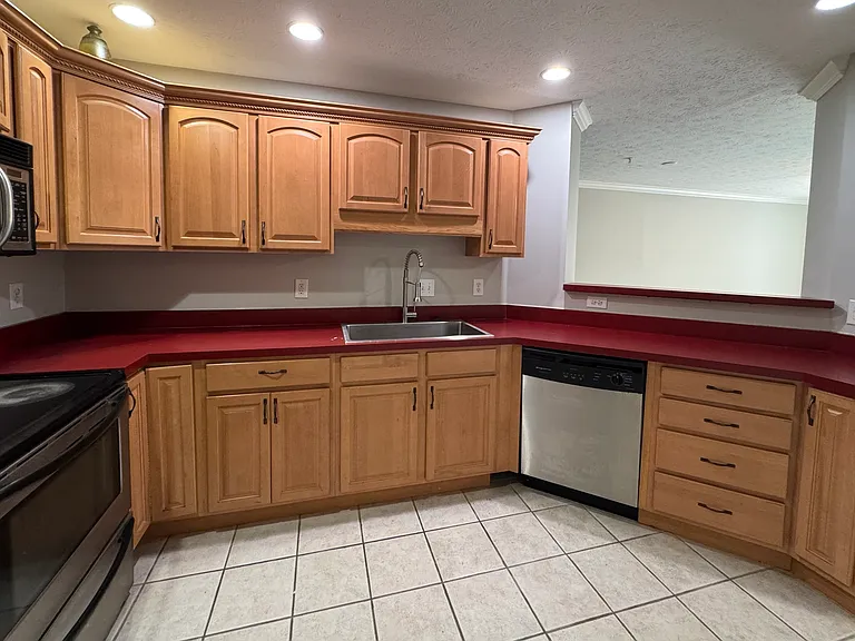 1442 Oakhill Dr — Photo 3