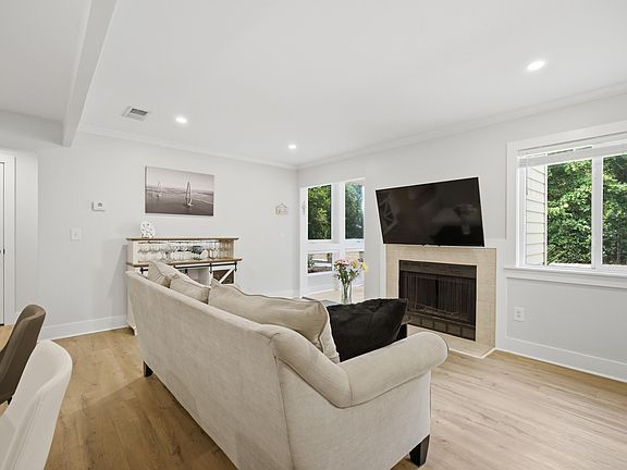4th image of 272 Alexandra Dr Unit 14