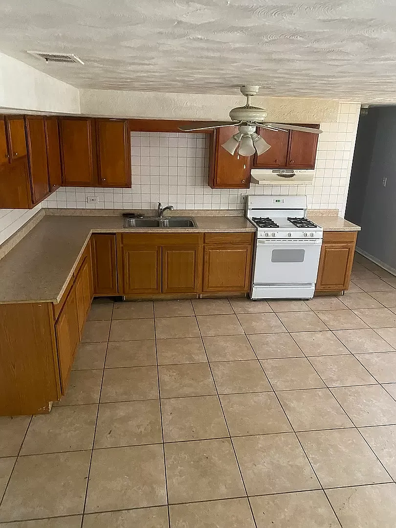 3 bed, 1.5 bath, 931 sqft, $1,800 — Photo 4