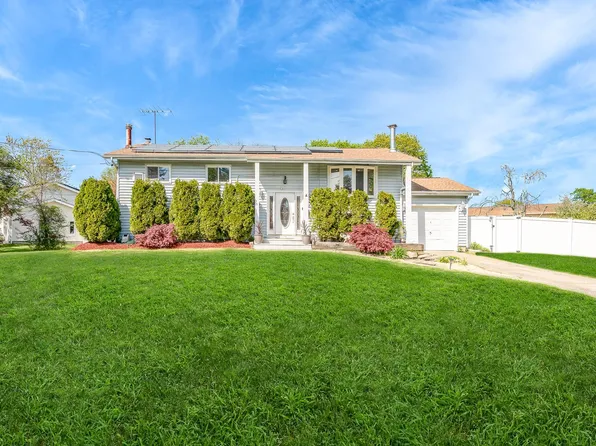 47 Briarwood Road, Wheatley Heights, NY 11798