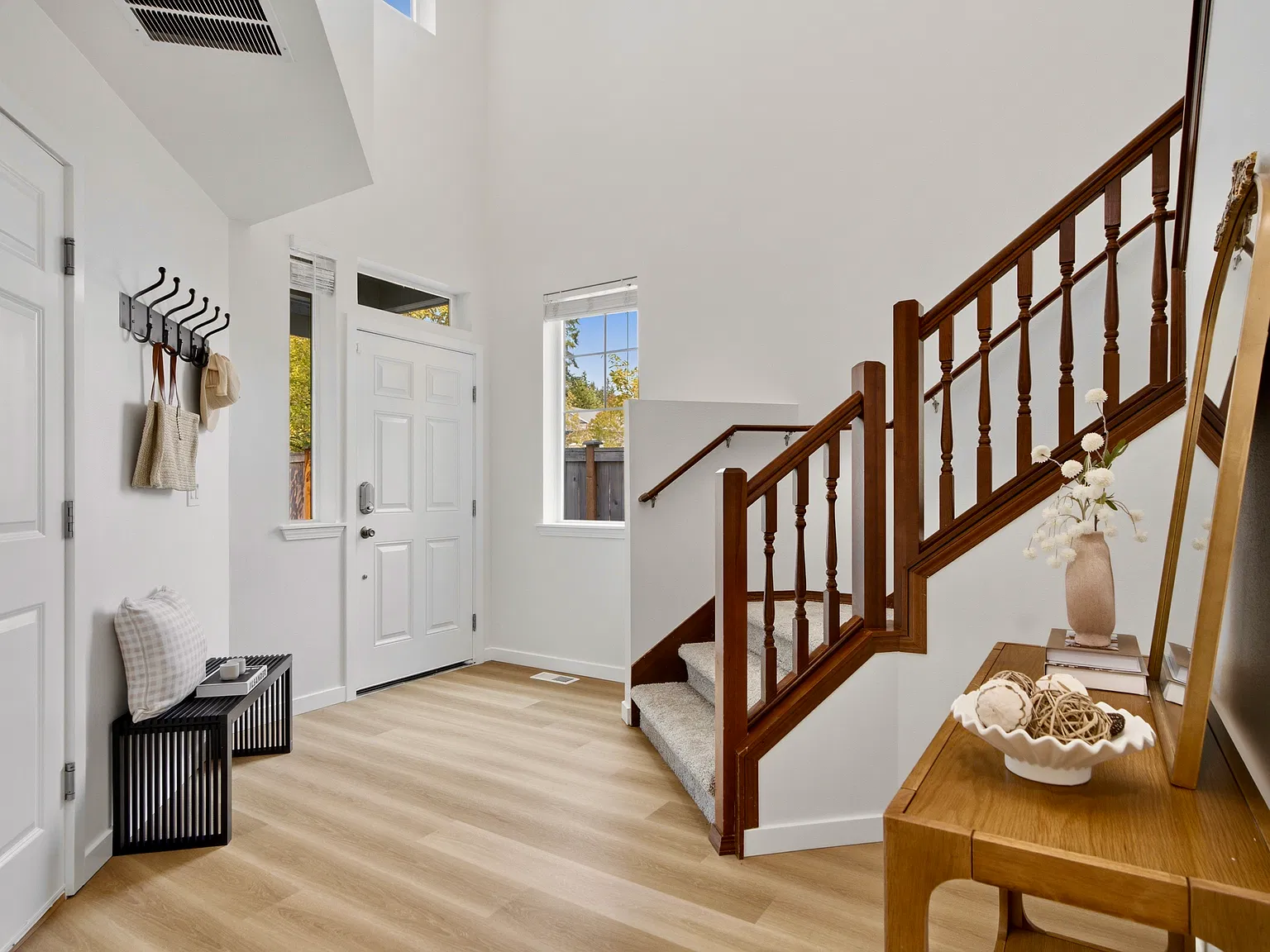 5 bed, 2500 sqft, $3,700 — Photo 4