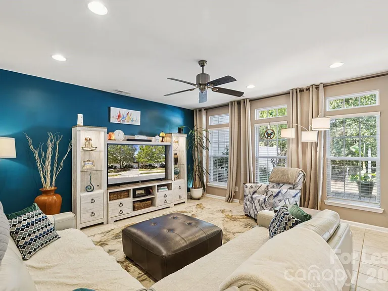 6037 Queens Walk Ct — Photo 12