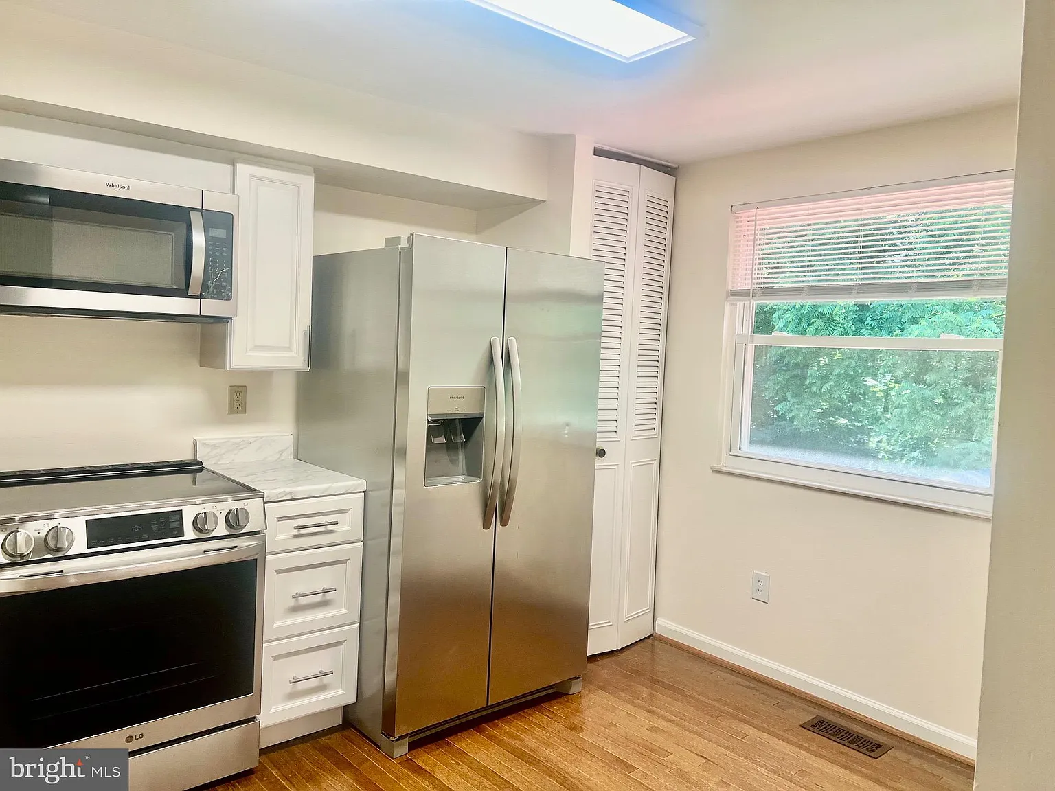 3 bed, 4.0 bath, 1220 sqft, $2,800 — Photo 4