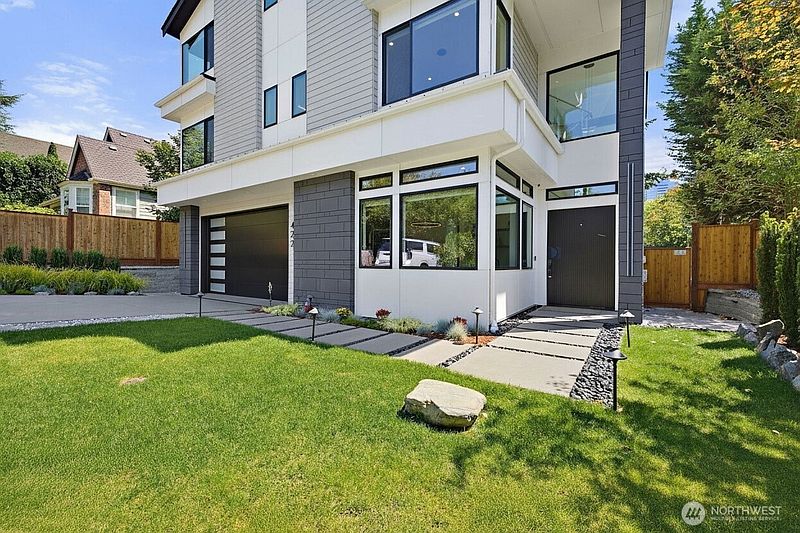 2nd image of 422 98th Avenue NE