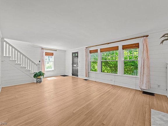 5th image of 160 Aurora St