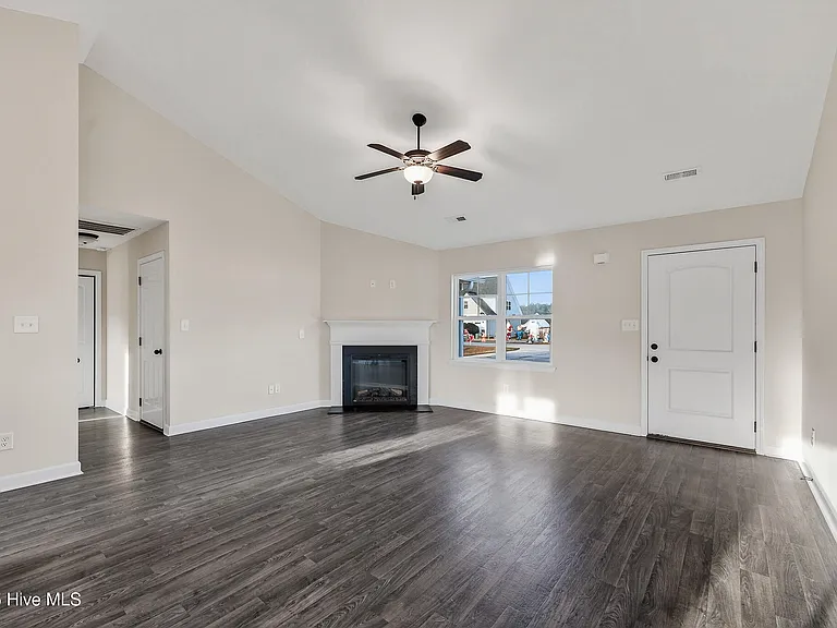 406 Paxton Ct — Photo 6