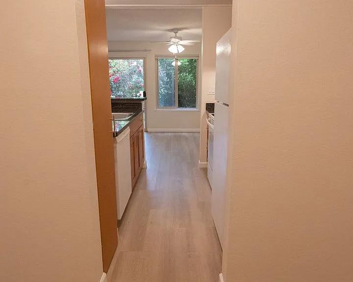 Willow Creek Apartments — Photo 21