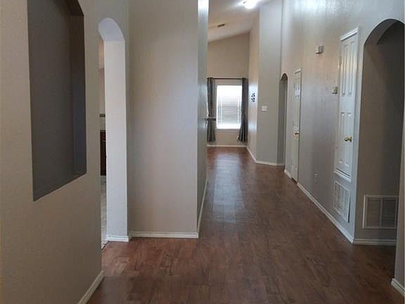 4th image of 1404 Millbrook Ln