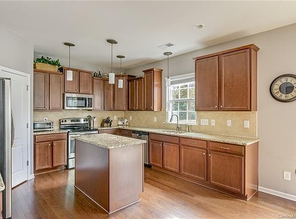 5th image of 2090 Newport Dr
