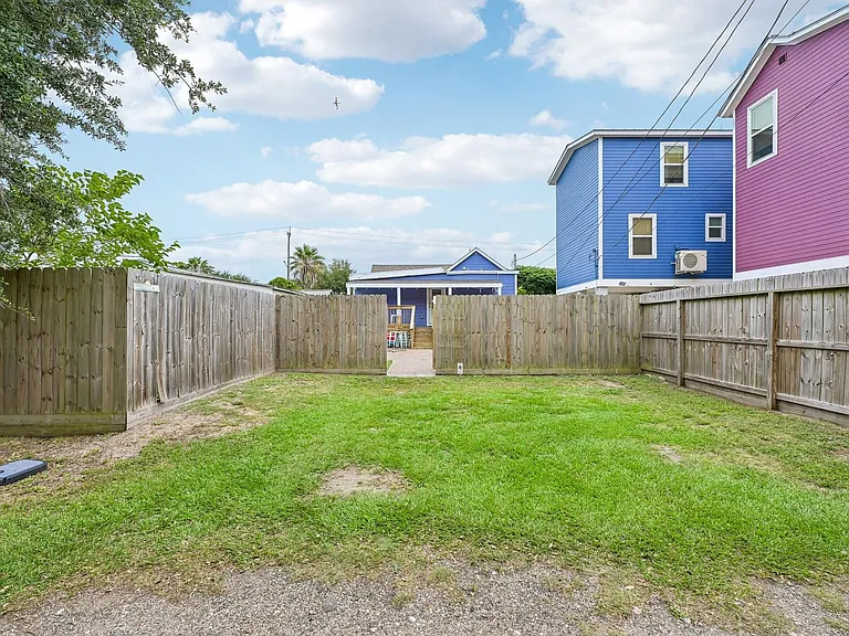 1022 Avenue L — Photo 35