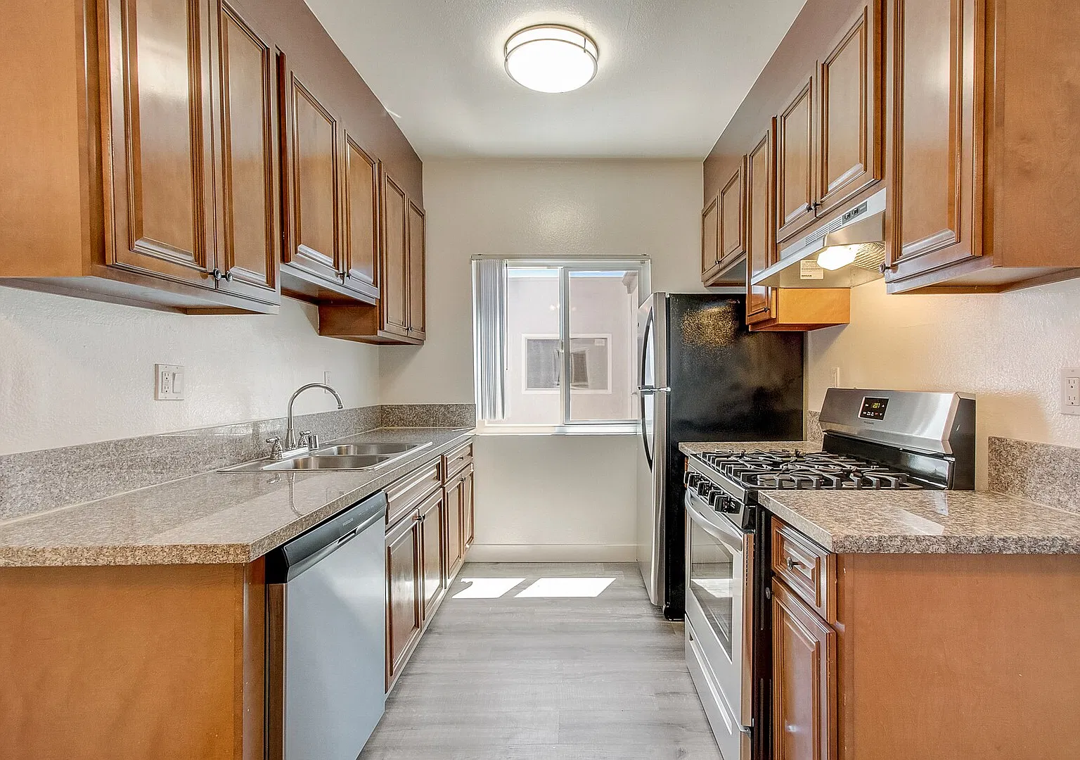 Gilmore/Hamlin Apartments — Photo 3