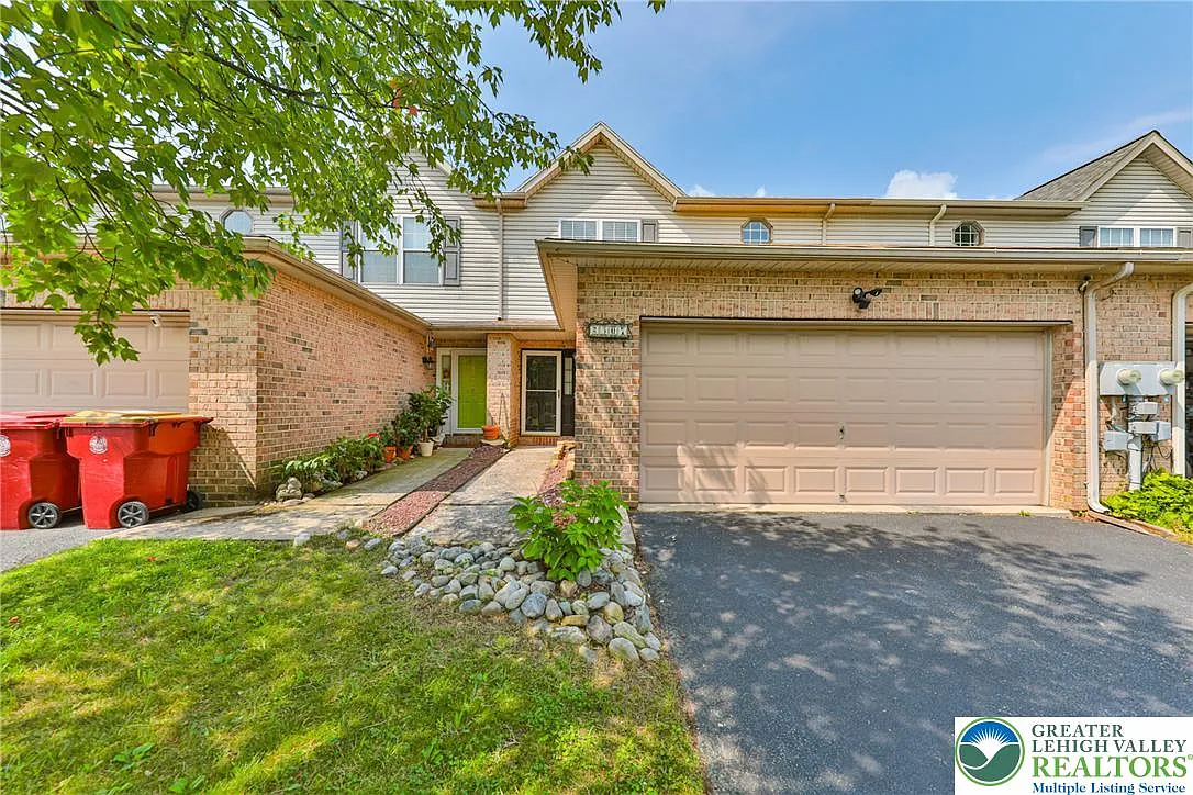 3 bed, 2.5 bath, 2464 sqft, $2,600 — Photo 2