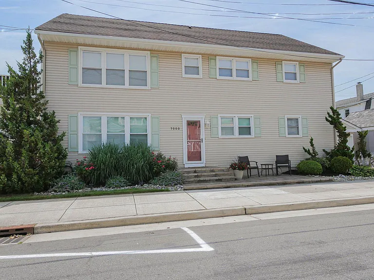 7000 Winchester Ave — Photo 5