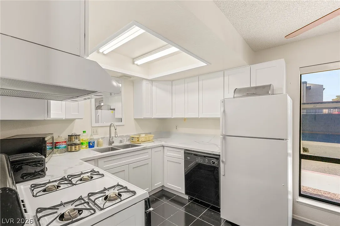 2 bed, 994 sqft, $2,400 — Photo 3