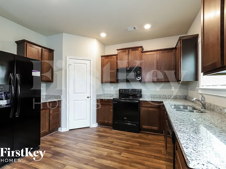 1006 Independence Ave — Photo 6