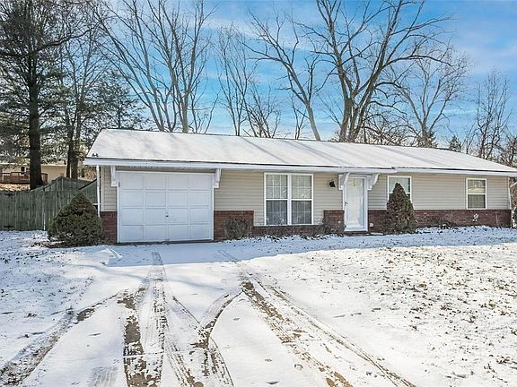 2nd image of 982 Surrey Dr