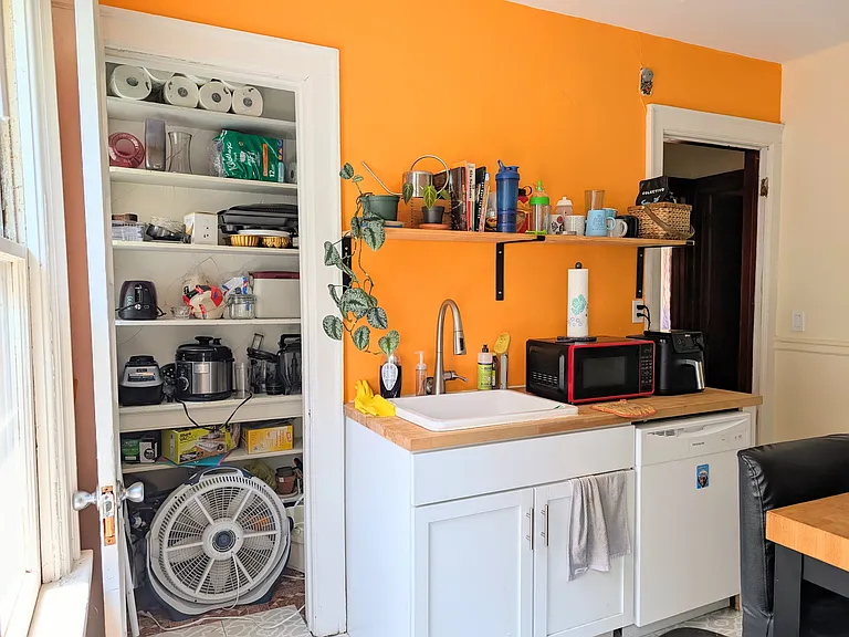 2522 N Oakland Ave — Photo 8