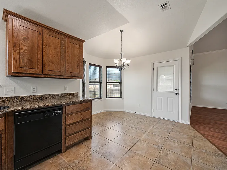 1037 Inverness Dr — Photo 8