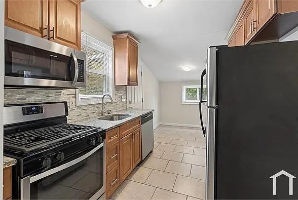 121 Union Ave — Photo 7