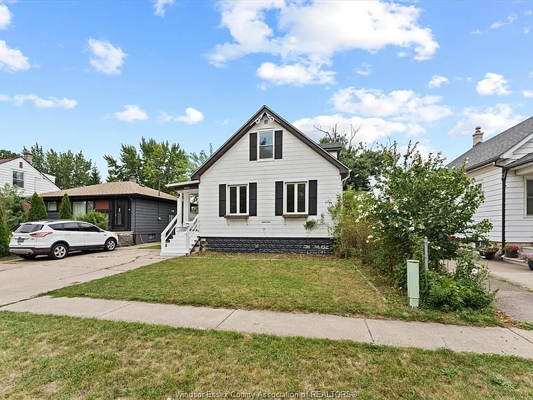1533 Alexis Rd — Photo 3