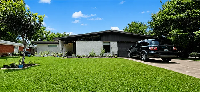 1139 Mainland Dr — Photo 1