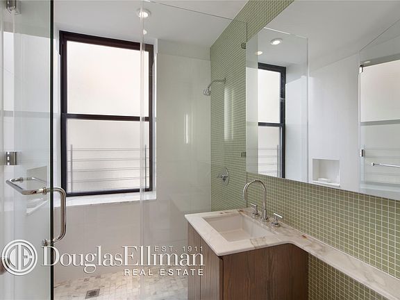 4th image of 71-73 Nassau St #6A