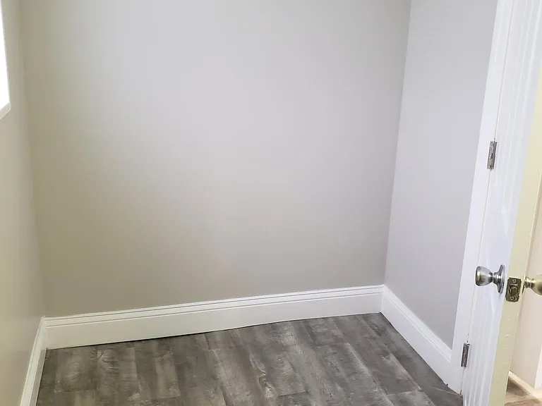 Walk-in closet - back bedroom - pic 2
