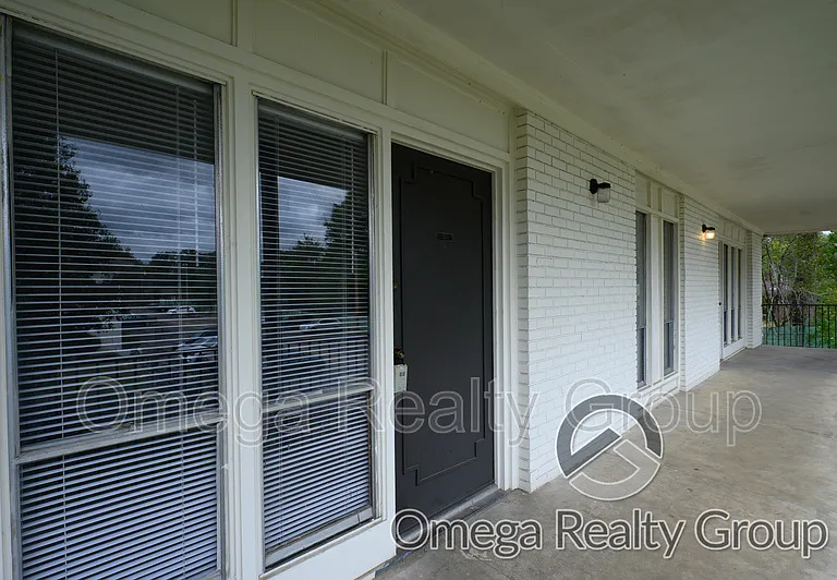 South Court Apartments — Photo 8