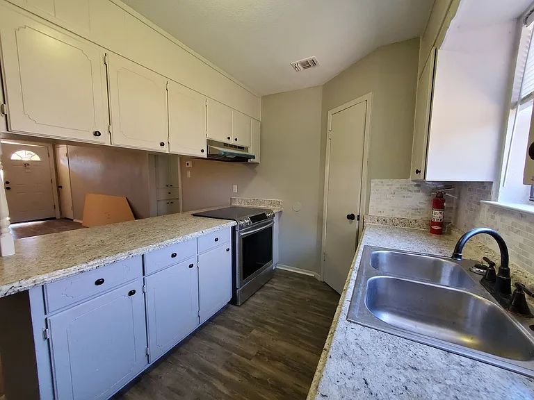 3322 Erin St — Photo 6