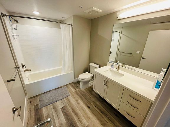 3rd image of 1252 Lakeside Dr #404
