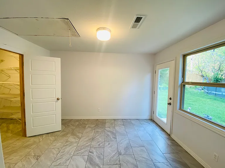 209 E Harold St — Photo 12