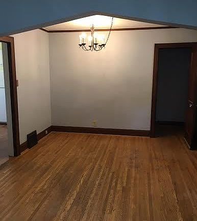 3rd image of 987 Edmund Ave