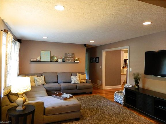 5th image of 146 Deerfield Dr