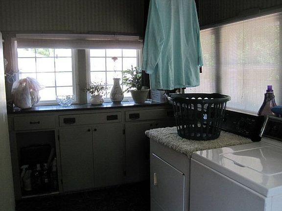 4th image of 556 Park St