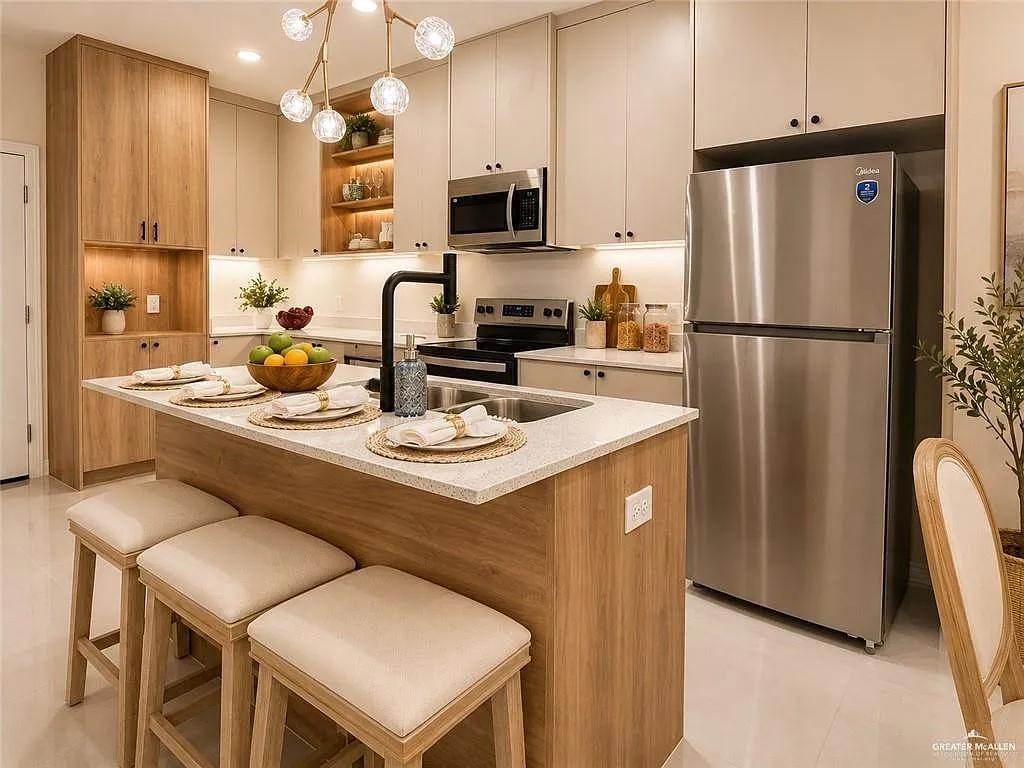 3 bed, 3.0 bath, 1376 sqft, $2,100 — Photo 2