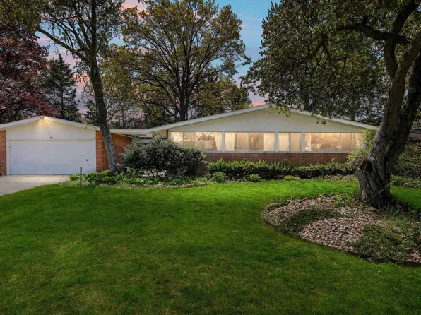 15 Moorland Dr, Grosse Pointe Shores, MI 48236