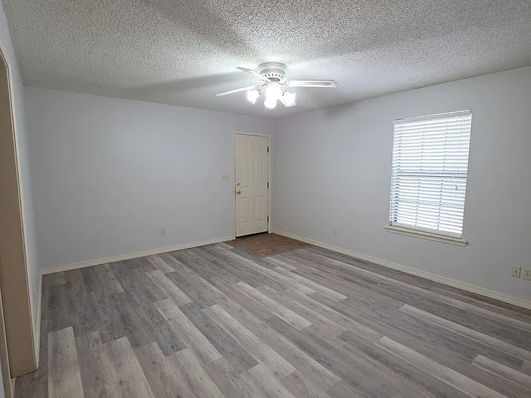 600 E 8th St #1 — Photo 3
