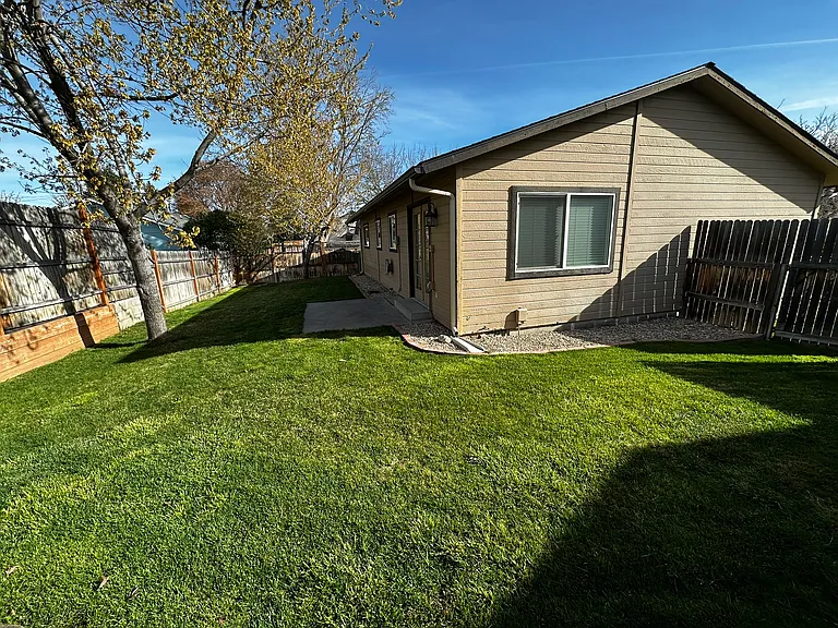 869 E Carter St — Photo 14