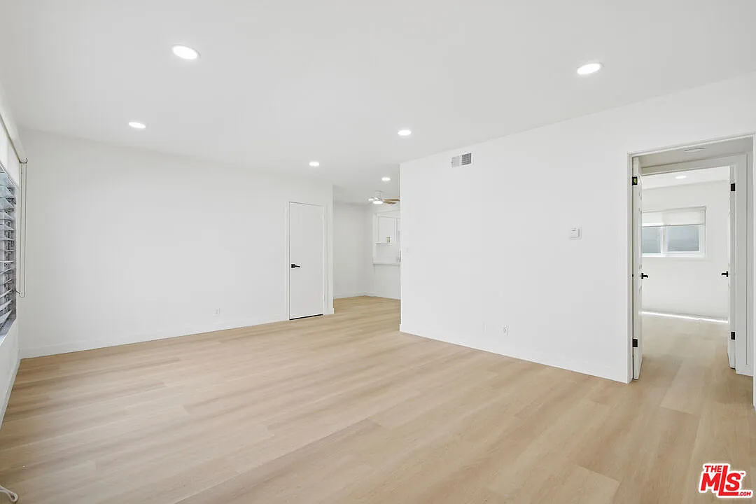 Building Photo - 919 S Sherbourne Dr #1