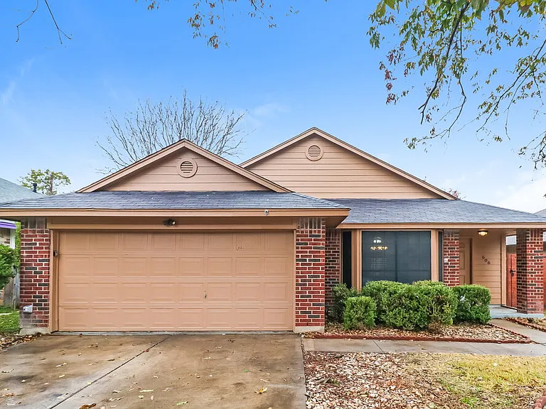 606 Clearwater Trl — Photo 1