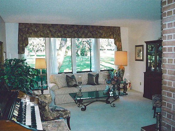 Living room/golf course vu